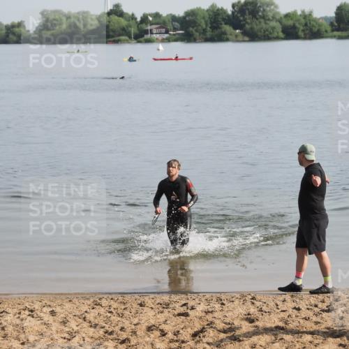 21.06.2025 - 27. Vierlanden-Triathlon MichiJ http://msf.ph/oto/7979821 15.06.2026 08:59:52 Schwimmen 241 meine-sportfotos.de