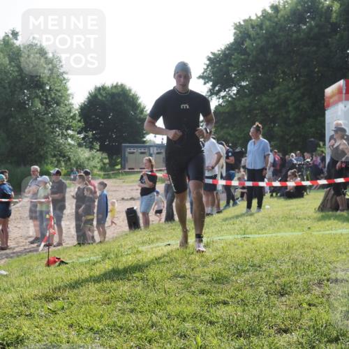 15.06.2025 - 27. Vierlanden-Triathlon KatJ http://msf.ph/oto/7979847 15.06.2025 08:43:58 Schwimmen 23, 84, 113, 183 meine-sportfotos.de