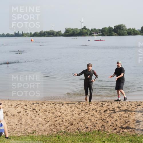 21.06.2025 - 27. Vierlanden-Triathlon MichiJ http://msf.ph/oto/7979866 15.06.2026 08:59:54 Schwimmen 241 meine-sportfotos.de