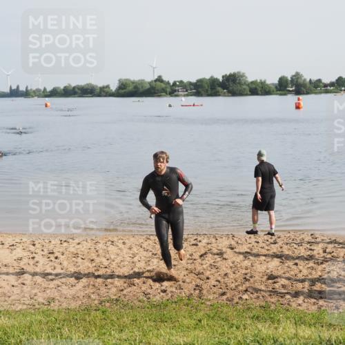 21.06.2025 - 27. Vierlanden-Triathlon MichiJ http://msf.ph/oto/7979892 15.06.2026 08:59:55 Schwimmen 241 meine-sportfotos.de