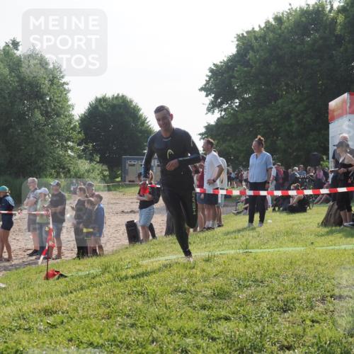 15.06.2025 - 27. Vierlanden-Triathlon KatJ http://msf.ph/oto/7979907 15.06.2025 08:44:01 Schwimmen 23, 84, 97, 113, 153, 183 meine-sportfotos.de