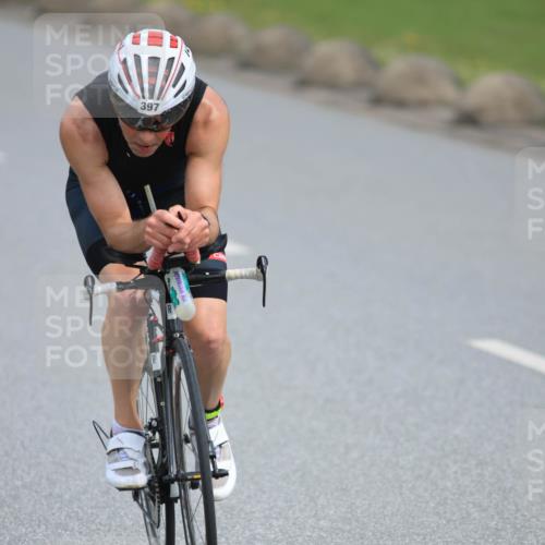 15.06.2025 - 27. Vierlanden-Triathlon H.Heesch http://msf.ph/oto/7979919 15.06.2025 10:36:59 Radfahren 11, 306, 397 meine-sportfotos.de