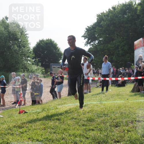 15.06.2025 - 27. Vierlanden-Triathlon KatJ http://msf.ph/oto/7979921 15.06.2025 08:44:01 Schwimmen 23, 84, 97, 113, 153, 183 meine-sportfotos.de