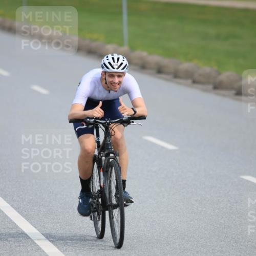 15.06.2025 - 27. Vierlanden-Triathlon H.Heesch http://msf.ph/oto/7979936 15.06.2025 10:37:03 Radfahren 11, 65, 111, 160, 237, 306, 397 meine-sportfotos.de