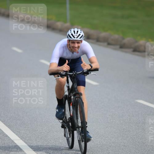 15.06.2025 - 27. Vierlanden-Triathlon H.Heesch http://msf.ph/oto/7979941 15.06.2025 10:37:03 Radfahren 11, 65, 111, 160, 237, 306, 397 meine-sportfotos.de