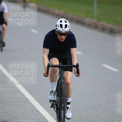 15.06.2025 - 27. Vierlanden-Triathlon H.Heesch http://msf.ph/oto/7979955 15.06.2025 10:37:10 Radfahren 65, 111, 135, 160, 202, 237, 337 meine-sportfotos.de