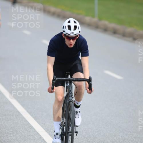 15.06.2025 - 27. Vierlanden-Triathlon H.Heesch http://msf.ph/oto/7979959 15.06.2025 10:37:10 Radfahren 65, 111, 135, 160, 202, 237, 337 meine-sportfotos.de