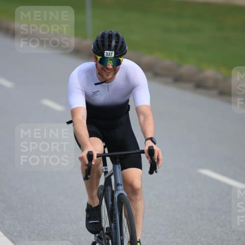 15.06.2025 - 27. Vierlanden-Triathlon H.Heesch http://msf.ph/oto/7979968 15.06.2025 10:37:13 Radfahren 65, 111, 135, 160, 202, 237, 337 meine-sportfotos.de