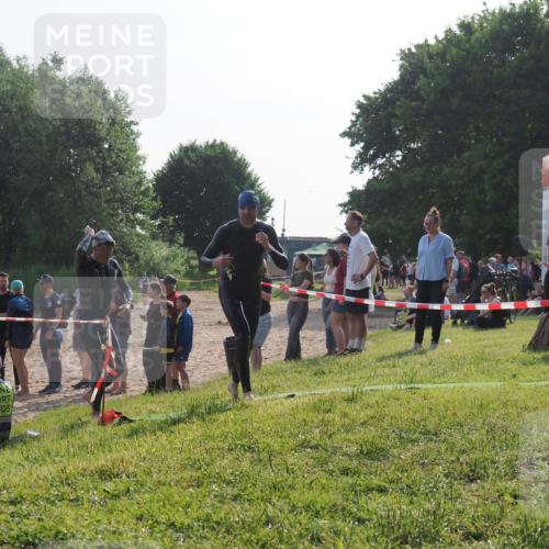 15.06.2025 - 27. Vierlanden-Triathlon KatJ http://msf.ph/oto/7980021 15.06.2025 08:44:07 Schwimmen 23, 84, 97, 153, 183 meine-sportfotos.de