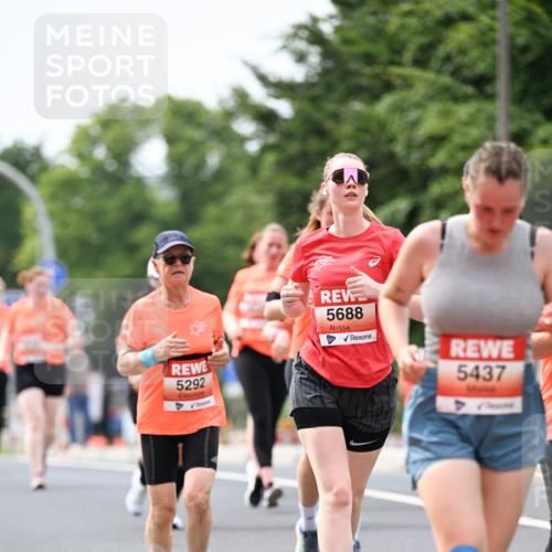 15.06.2025 - REWE Women's Run Dr. Thomas Lammeyer http://msf.ph/oto/7980022 15.06.2025 10:45:04 Laufen 5688, 5292, 5437 meine-sportfotos.de
