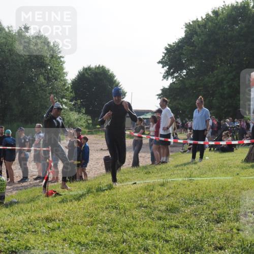 15.06.2025 - 27. Vierlanden-Triathlon KatJ http://msf.ph/oto/7980026 15.06.2025 08:44:07 Schwimmen 23, 84, 97, 153, 183 meine-sportfotos.de