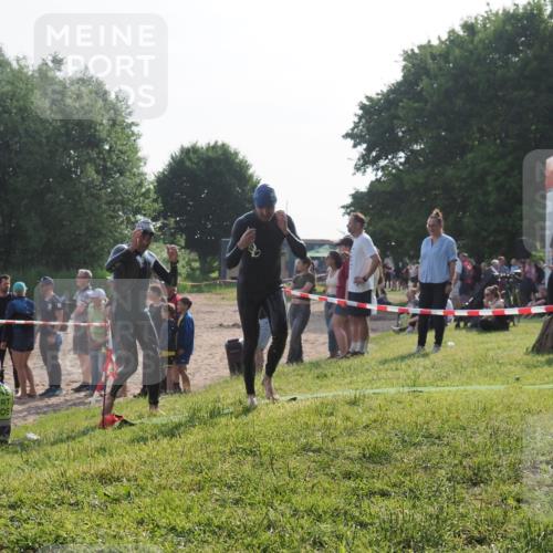 15.06.2025 - 27. Vierlanden-Triathlon KatJ http://msf.ph/oto/7980028 15.06.2025 08:44:07 Schwimmen 23, 84, 97, 153, 183 meine-sportfotos.de