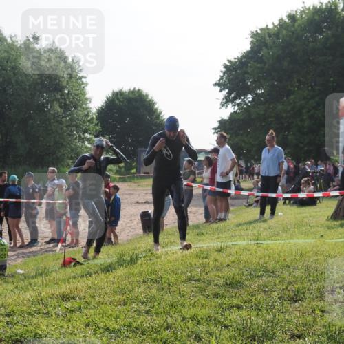 15.06.2025 - 27. Vierlanden-Triathlon KatJ http://msf.ph/oto/7980033 15.06.2025 08:44:07 Schwimmen 23, 84, 97, 153, 183 meine-sportfotos.de