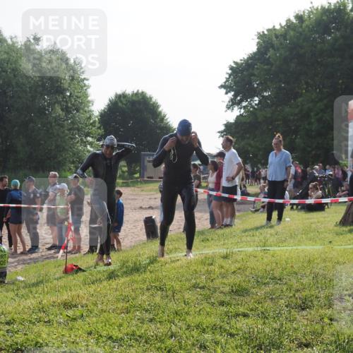 15.06.2025 - 27. Vierlanden-Triathlon KatJ http://msf.ph/oto/7980039 15.06.2025 08:44:08 Schwimmen 23, 97, 153, 183 meine-sportfotos.de