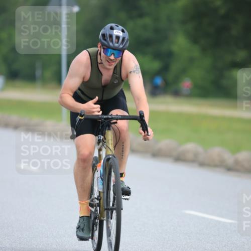 15.06.2025 - 27. Vierlanden-Triathlon H.Heesch http://msf.ph/oto/7980056 15.06.2025 10:38:06 Radfahren 286, 323 meine-sportfotos.de