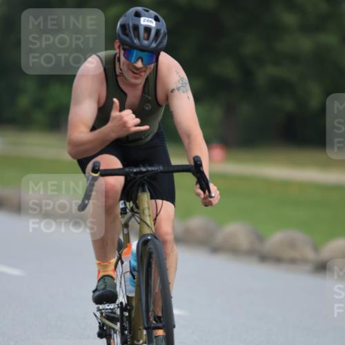 15.06.2025 - 27. Vierlanden-Triathlon H.Heesch http://msf.ph/oto/7980068 15.06.2025 10:38:06 Radfahren 286, 323 meine-sportfotos.de