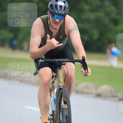 15.06.2025 - 27. Vierlanden-Triathlon H.Heesch http://msf.ph/oto/7980074 15.06.2025 10:38:06 Radfahren 286, 323 meine-sportfotos.de
