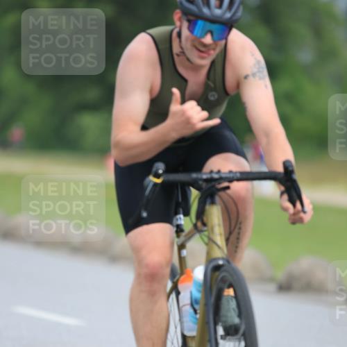 15.06.2025 - 27. Vierlanden-Triathlon H.Heesch http://msf.ph/oto/7980080 15.06.2025 10:38:06 Radfahren 286, 323 meine-sportfotos.de