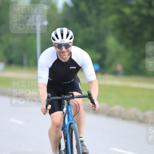 15.06.2025 - 27. Vierlanden-Triathlon H.Heesch http://msf.ph/oto/7980101 15.06.2025 10:38:15 Radfahren 88, 154, 218, 320 meine-sportfotos.de