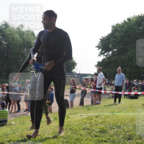 15.06.2025 - 27. Vierlanden-Triathlon KatJ http://msf.ph/oto/7980110 15.06.2025 08:44:11 Schwimmen 97, 153, 174, 183 meine-sportfotos.de