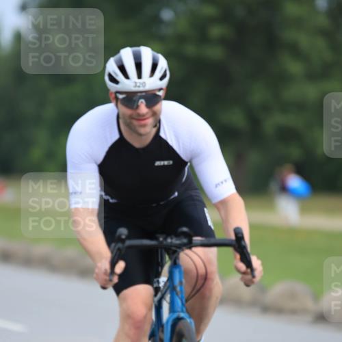 15.06.2025 - 27. Vierlanden-Triathlon H.Heesch http://msf.ph/oto/7980114 15.06.2025 10:38:16 Radfahren 88, 154, 218, 320 meine-sportfotos.de