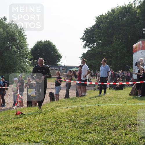 15.06.2025 - 27. Vierlanden-Triathlon KatJ http://msf.ph/oto/7980125 15.06.2025 08:44:16 Schwimmen 97, 130, 153, 174 meine-sportfotos.de