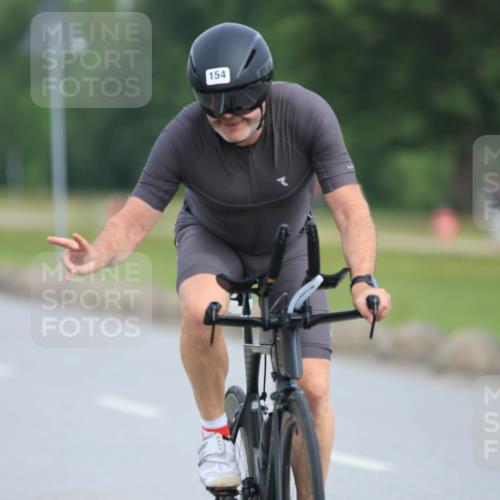 15.06.2025 - 27. Vierlanden-Triathlon H.Heesch http://msf.ph/oto/7980129 15.06.2025 10:38:19 Radfahren 7, 13, 88, 154, 218, 258, 320 meine-sportfotos.de