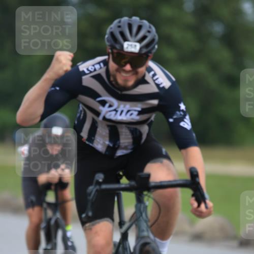 15.06.2025 - 27. Vierlanden-Triathlon H.Heesch http://msf.ph/oto/7980152 15.06.2025 10:38:26 Radfahren 7, 13, 88, 218, 258, 343, 344 meine-sportfotos.de