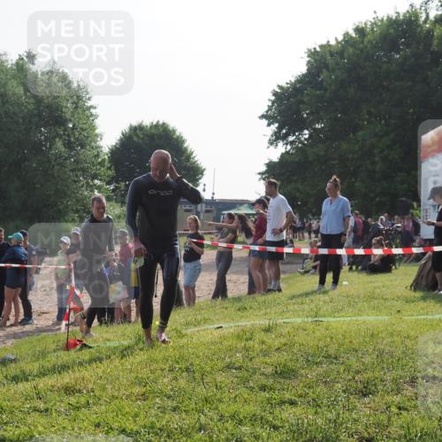 15.06.2025 - 27. Vierlanden-Triathlon KatJ http://msf.ph/oto/7980157 15.06.2025 08:44:18 Schwimmen 130, 173, 174 meine-sportfotos.de