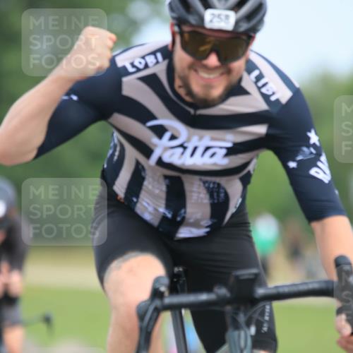 15.06.2025 - 27. Vierlanden-Triathlon H.Heesch http://msf.ph/oto/7980161 15.06.2025 10:38:27 Radfahren 7, 13, 88, 218, 258, 343, 344 meine-sportfotos.de
