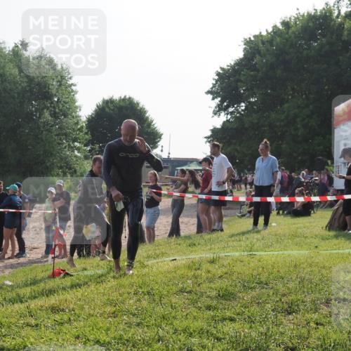 15.06.2025 - 27. Vierlanden-Triathlon KatJ http://msf.ph/oto/7980162 15.06.2025 08:44:18 Schwimmen 130, 173, 174 meine-sportfotos.de