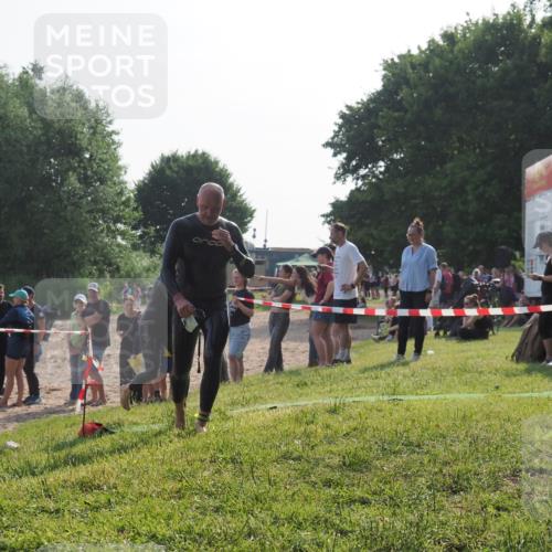 15.06.2025 - 27. Vierlanden-Triathlon KatJ http://msf.ph/oto/7980167 15.06.2025 08:44:18 Schwimmen 130, 173, 174 meine-sportfotos.de