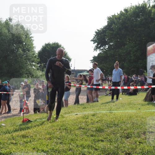 15.06.2025 - 27. Vierlanden-Triathlon KatJ http://msf.ph/oto/7980171 15.06.2025 08:44:18 Schwimmen 130, 173, 174 meine-sportfotos.de
