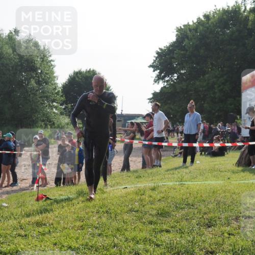 15.06.2025 - 27. Vierlanden-Triathlon KatJ http://msf.ph/oto/7980177 15.06.2025 08:44:18 Schwimmen 130, 173, 174 meine-sportfotos.de