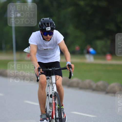 15.06.2025 - 27. Vierlanden-Triathlon H.Heesch http://msf.ph/oto/7980178 15.06.2025 10:38:33 Radfahren 343, 344 meine-sportfotos.de