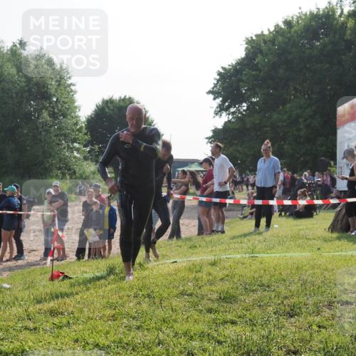 15.06.2025 - 27. Vierlanden-Triathlon KatJ http://msf.ph/oto/7980182 15.06.2025 08:44:18 Schwimmen 130, 173, 174 meine-sportfotos.de
