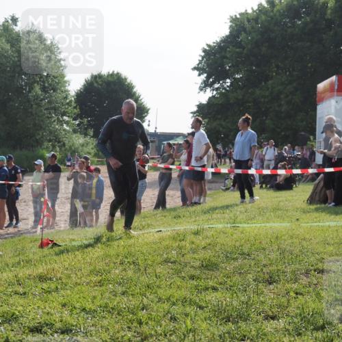 15.06.2025 - 27. Vierlanden-Triathlon KatJ http://msf.ph/oto/7980227 15.06.2025 08:44:24 Schwimmen 130, 173, 174 meine-sportfotos.de