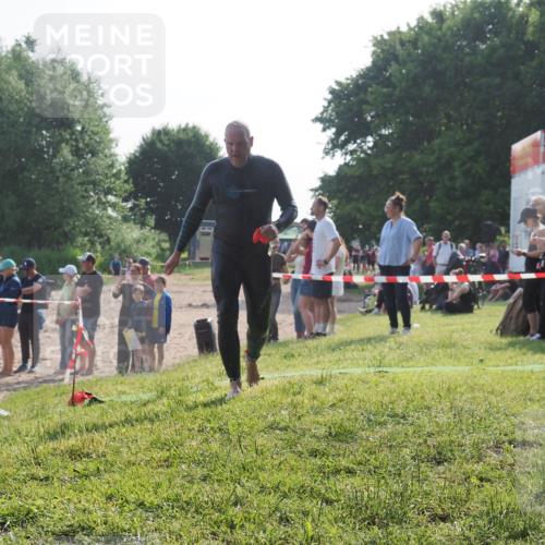 15.06.2025 - 27. Vierlanden-Triathlon KatJ http://msf.ph/oto/7980246 15.06.2025 08:44:25 Schwimmen 130, 173, 174 meine-sportfotos.de