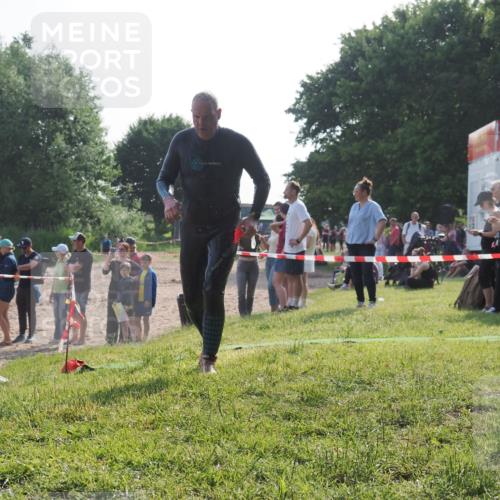 15.06.2025 - 27. Vierlanden-Triathlon KatJ http://msf.ph/oto/7980269 15.06.2025 08:44:26 Schwimmen 130, 173 meine-sportfotos.de