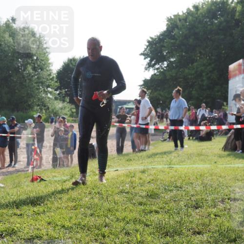 15.06.2025 - 27. Vierlanden-Triathlon KatJ http://msf.ph/oto/7980278 15.06.2025 08:44:26 Schwimmen 130, 173 meine-sportfotos.de