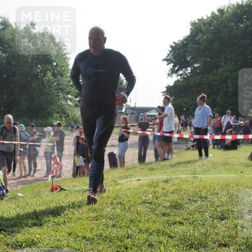 15.06.2025 - 27. Vierlanden-Triathlon KatJ http://msf.ph/oto/7980290 15.06.2025 08:44:26 Schwimmen 130, 173 meine-sportfotos.de