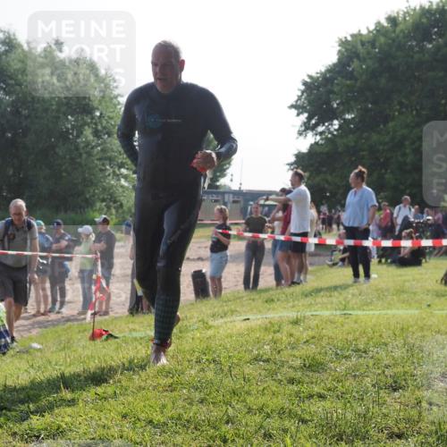 15.06.2025 - 27. Vierlanden-Triathlon KatJ http://msf.ph/oto/7980296 15.06.2025 08:44:27 Schwimmen 130, 173 meine-sportfotos.de