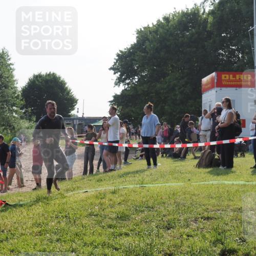 15.06.2025 - 27. Vierlanden-Triathlon KatJ http://msf.ph/oto/7980302 15.06.2025 08:44:37 Schwimmen 93 meine-sportfotos.de