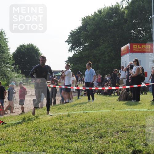 15.06.2025 - 27. Vierlanden-Triathlon KatJ http://msf.ph/oto/7980311 15.06.2025 08:44:37 Schwimmen 93 meine-sportfotos.de