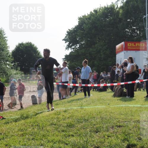 15.06.2025 - 27. Vierlanden-Triathlon KatJ http://msf.ph/oto/7980320 15.06.2025 08:44:38 Schwimmen 93 meine-sportfotos.de