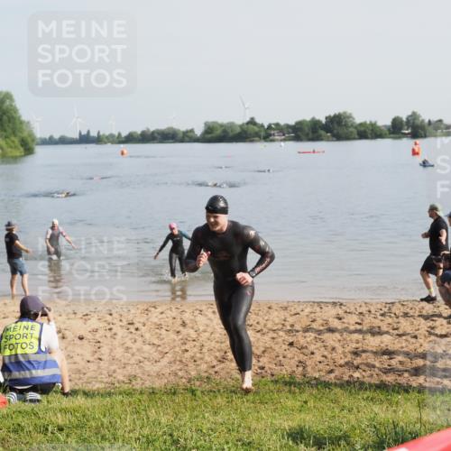 21.06.2025 - 27. Vierlanden-Triathlon MichiJ http://msf.ph/oto/7980348 15.06.2026 09:01:48 Schwimmen 206, 214, 242 meine-sportfotos.de