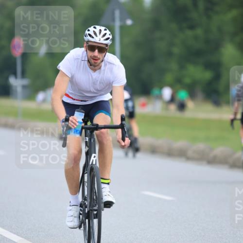 15.06.2025 - 27. Vierlanden-Triathlon H.Heesch http://msf.ph/oto/7980386 15.06.2025 10:39:39 Radfahren 3, 260, 357, 404 meine-sportfotos.de