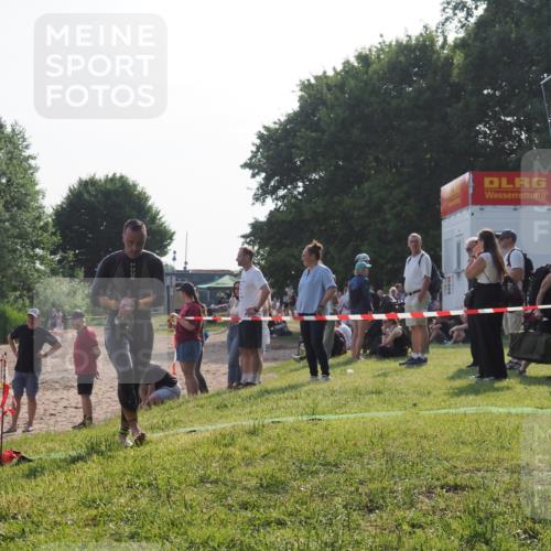 15.06.2025 - 27. Vierlanden-Triathlon KatJ http://msf.ph/oto/7980392 15.06.2025 08:44:50 Schwimmen 81, 160 meine-sportfotos.de