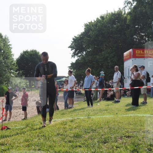 15.06.2025 - 27. Vierlanden-Triathlon KatJ http://msf.ph/oto/7980406 15.06.2025 08:44:51 Schwimmen 81, 160 meine-sportfotos.de