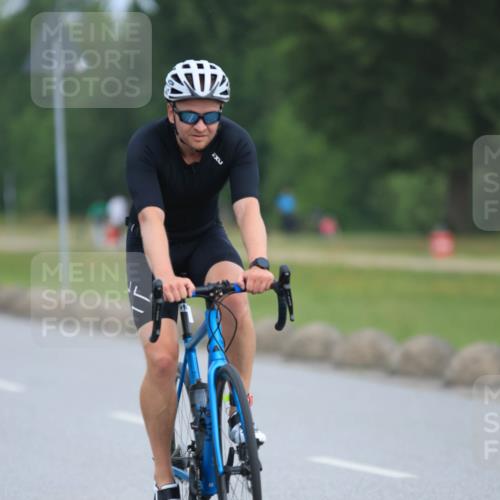 15.06.2025 - 27. Vierlanden-Triathlon H.Heesch http://msf.ph/oto/7980408 15.06.2025 10:39:47 Radfahren 77, 153, 260, 357 meine-sportfotos.de